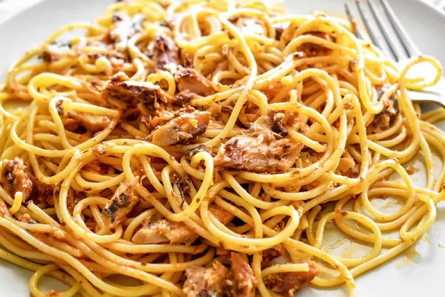 Lautasellinen spagettia tonnikalakastikkeella