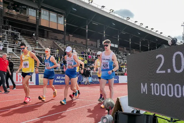 Kestävyysjuoksijat kilpailevat radalla stadionilla