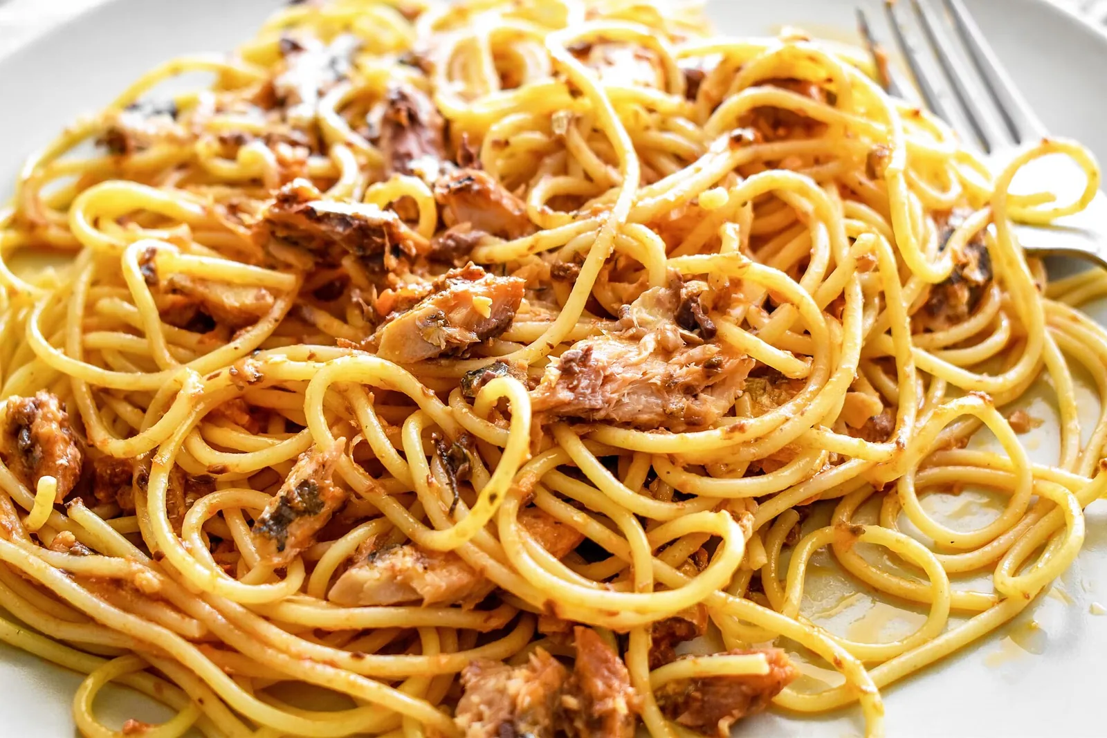 Lautasellinen spagettia tonnikalakastikkeella